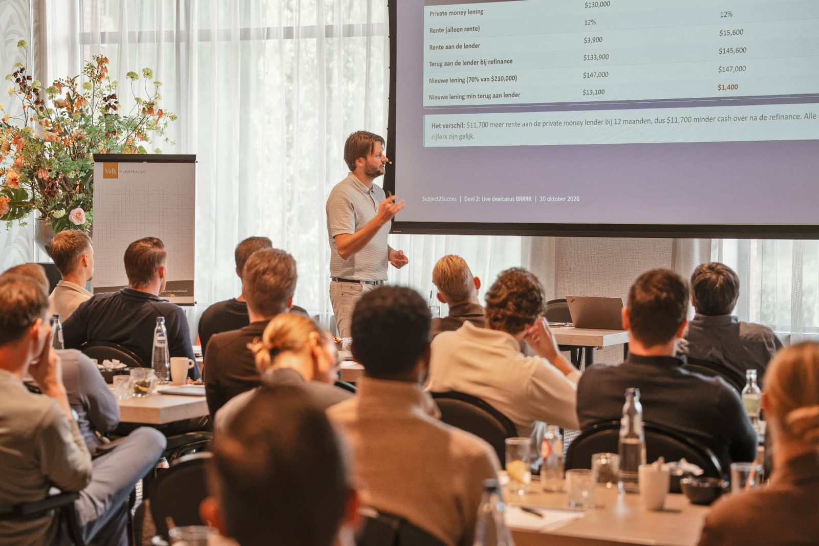 Spreker presenteert tijdens een Subject2Succes-seminar voor een aandachtig publiek